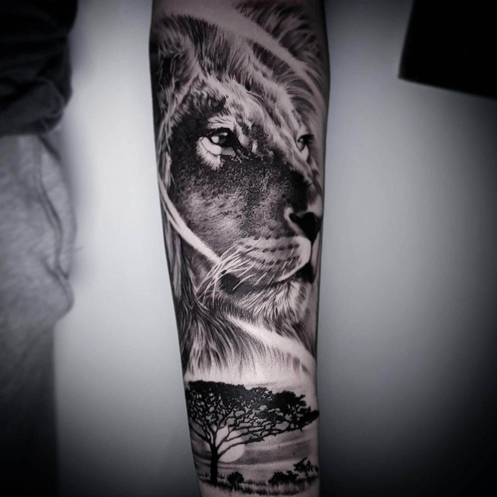 black-and-grey-loewen-tattoo